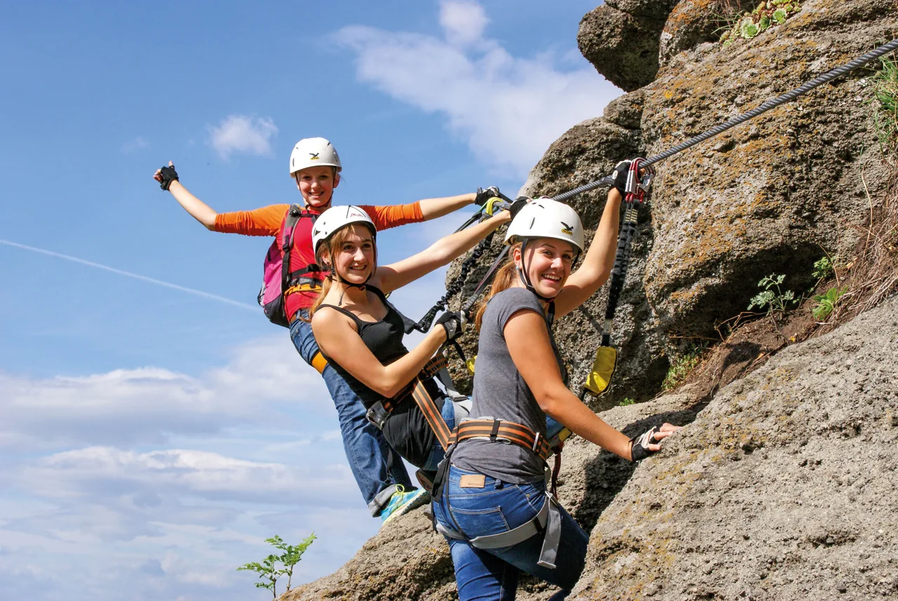 Drei Kletterinnen am Vulkanfelsen der Riegersburg