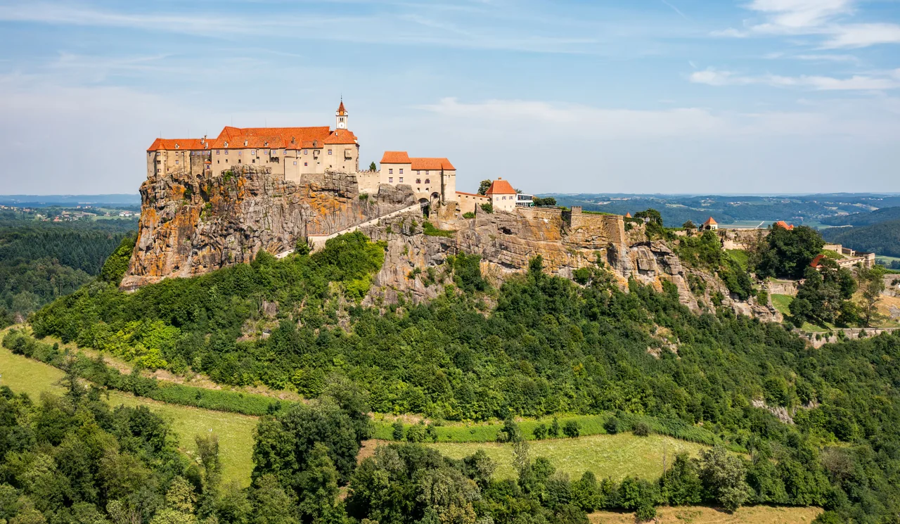 Die Riegersburg auf ihrem mächtigen Vulkanfelsen