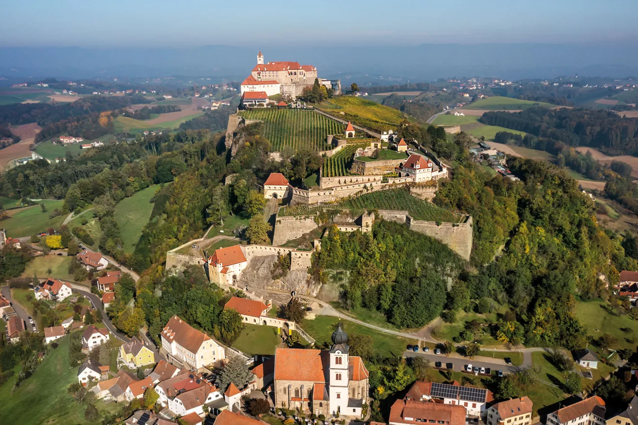 Burgmauern, Weinberge und historische Wege der Riegersburg
