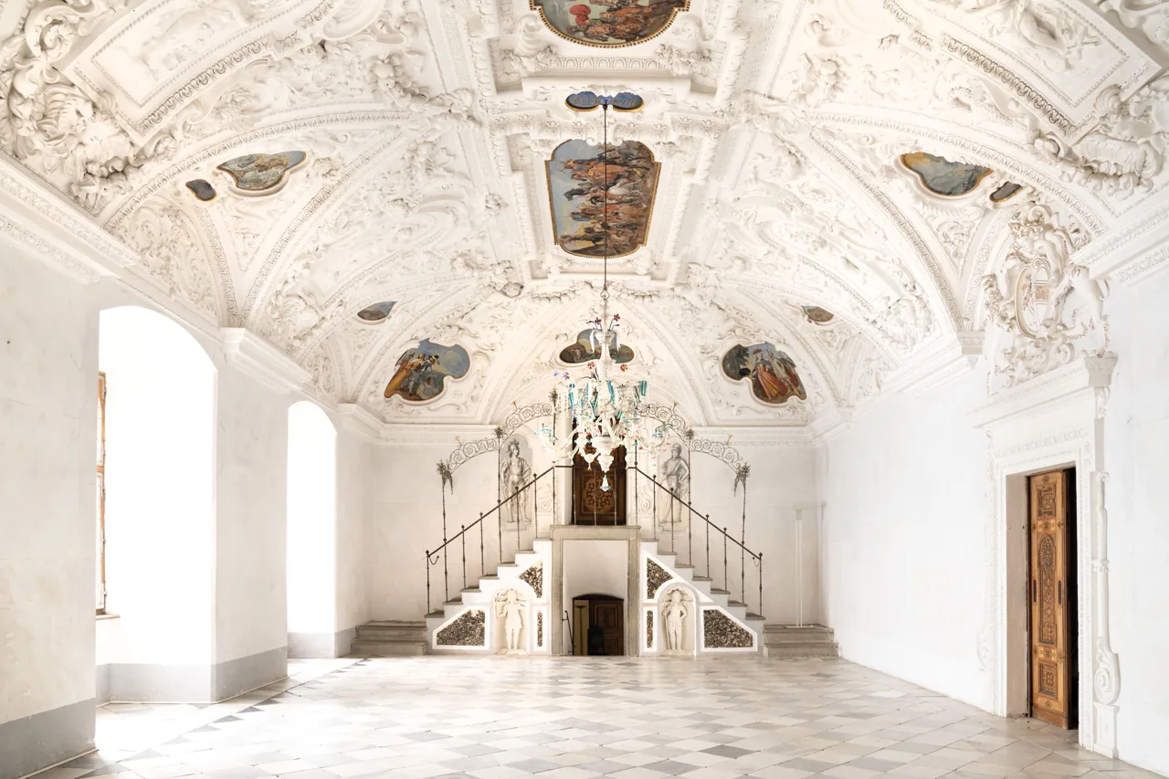 Der kunstvoll gestaltete Weiße Saal in der Riegersburg