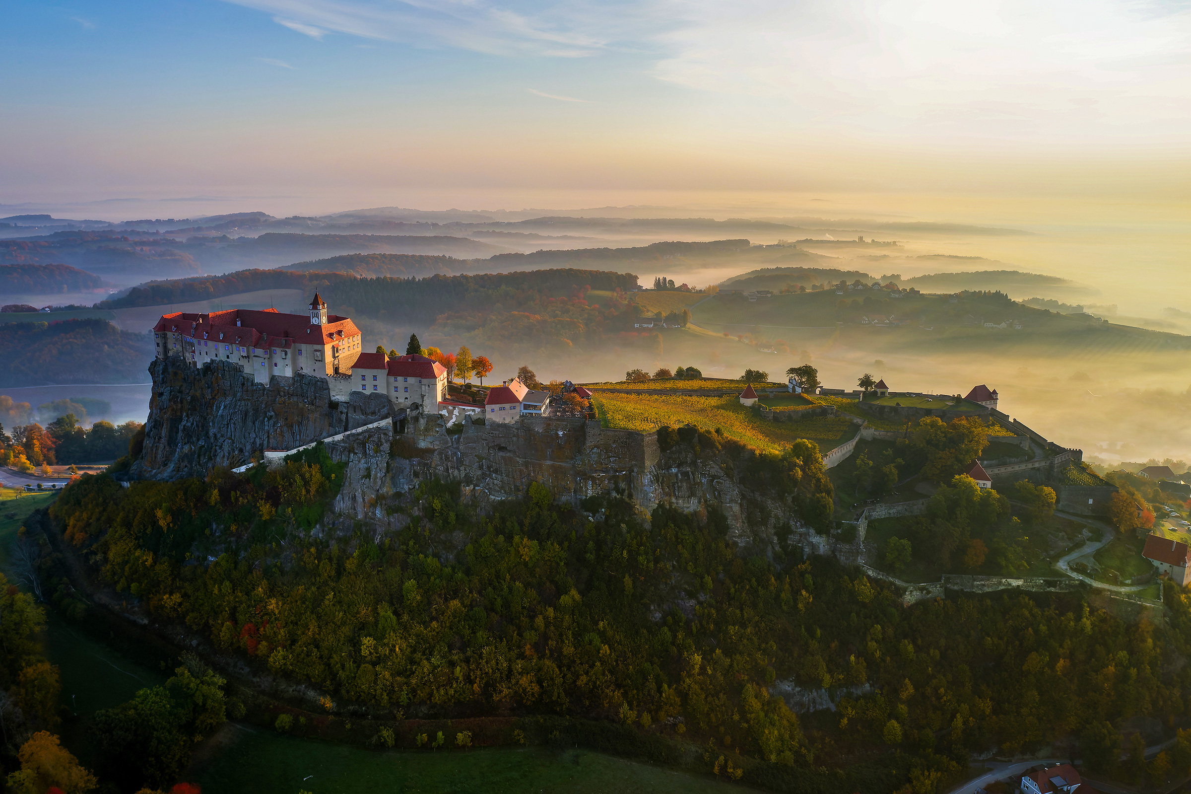 Die Burg Riegersburg im Herbst